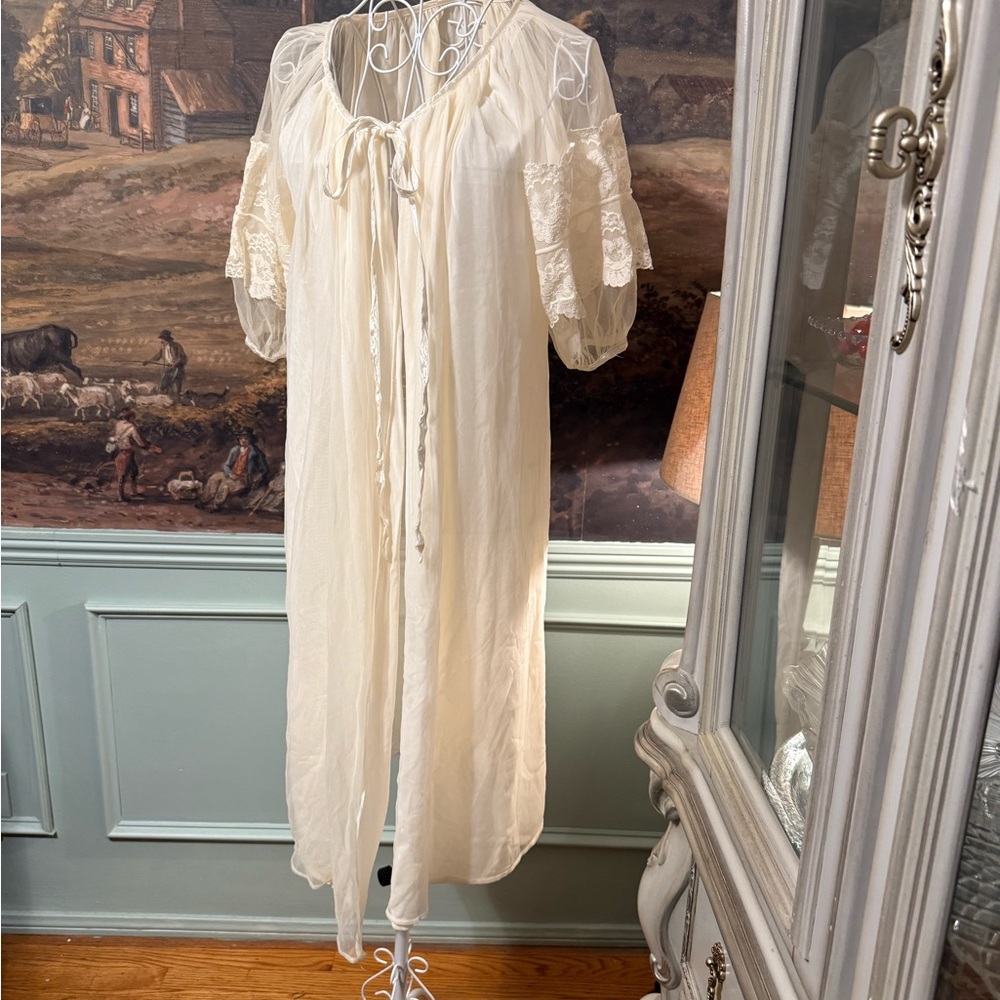 Vintage Elegant Cream Lace Robe
